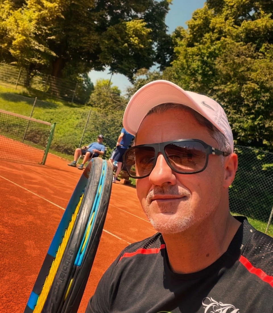 Giulano Selfie auf Sandplatz mit Schläger und Sonnenbrille